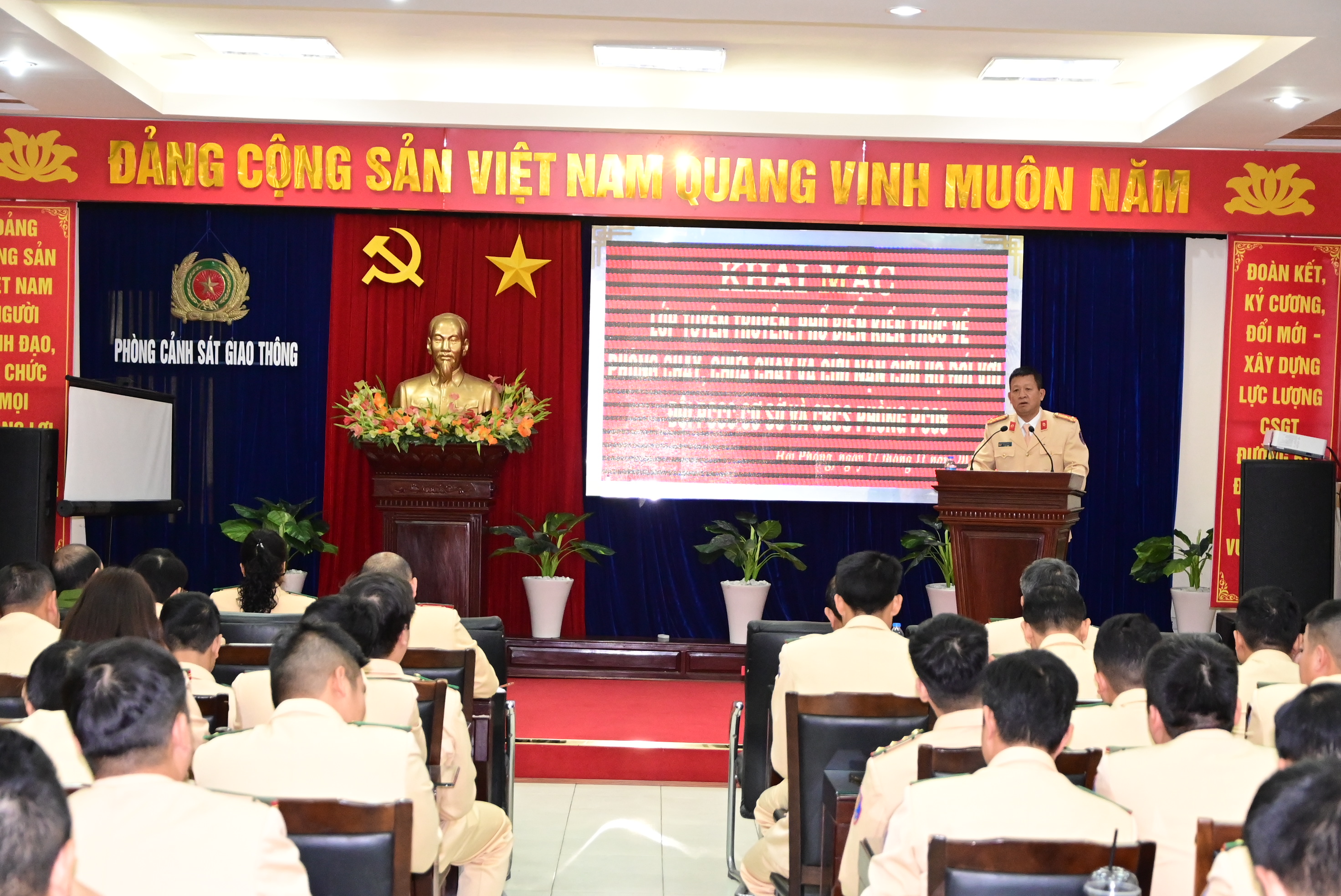 Phòng Cảnh sát giao thông tổ chức huấn luyện PCCC và CNCH cho cán bộ chiến sỹ